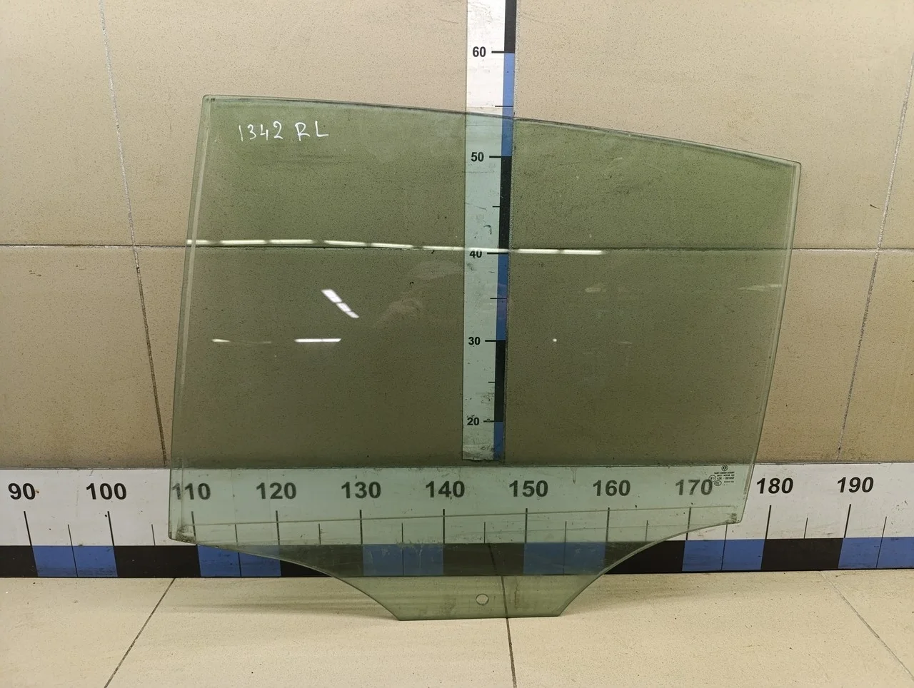 Стекло двери задней левой Golf V Plus 2005-2014