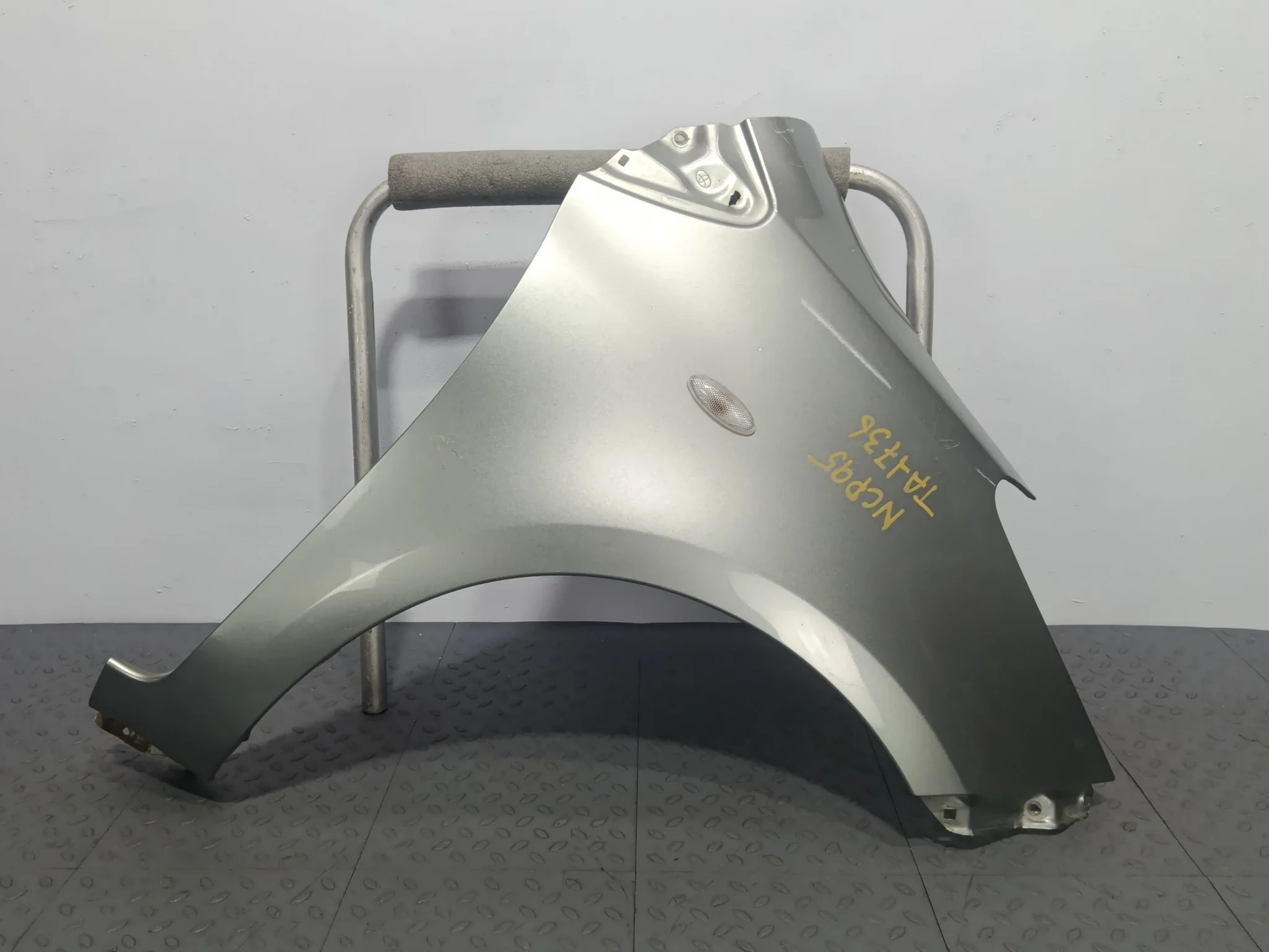 КРЫЛО TOYOTA VITZ YARIS 5381152210 ПЕРЕДНЕЕ ПРАВОЕ серебро, 1F8 TA1736