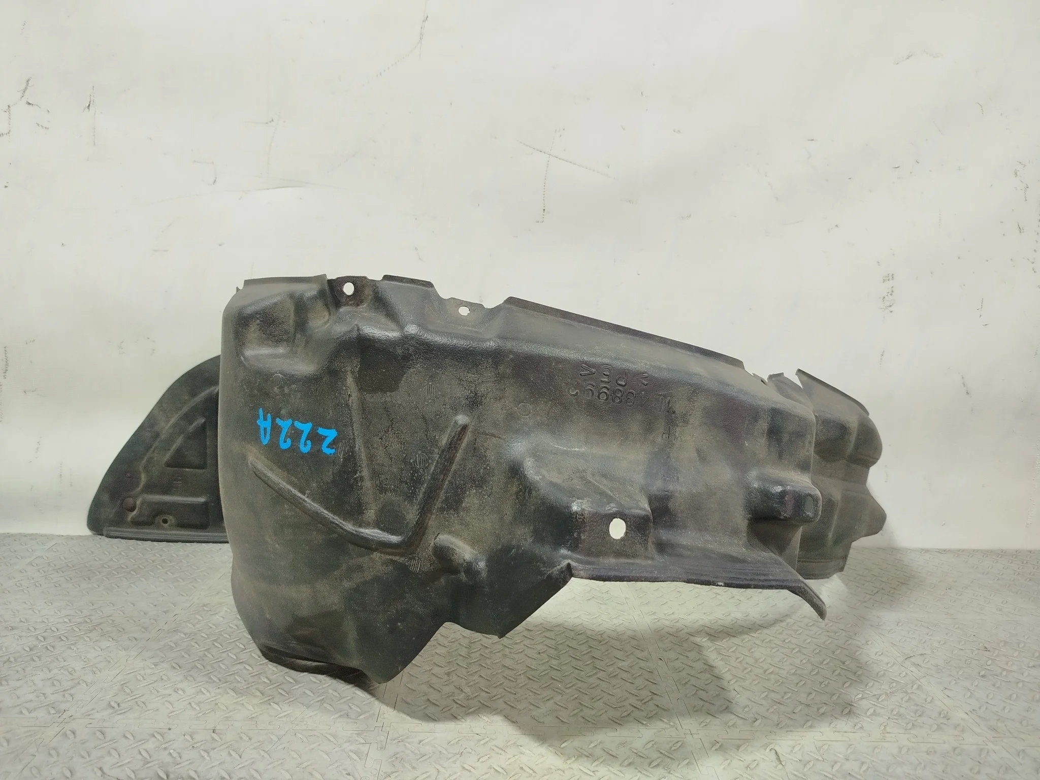 ПОДКРЫЛОК MITSUBISHI ПЕРЕДНИЙ ПРАВЫЙ MN150112