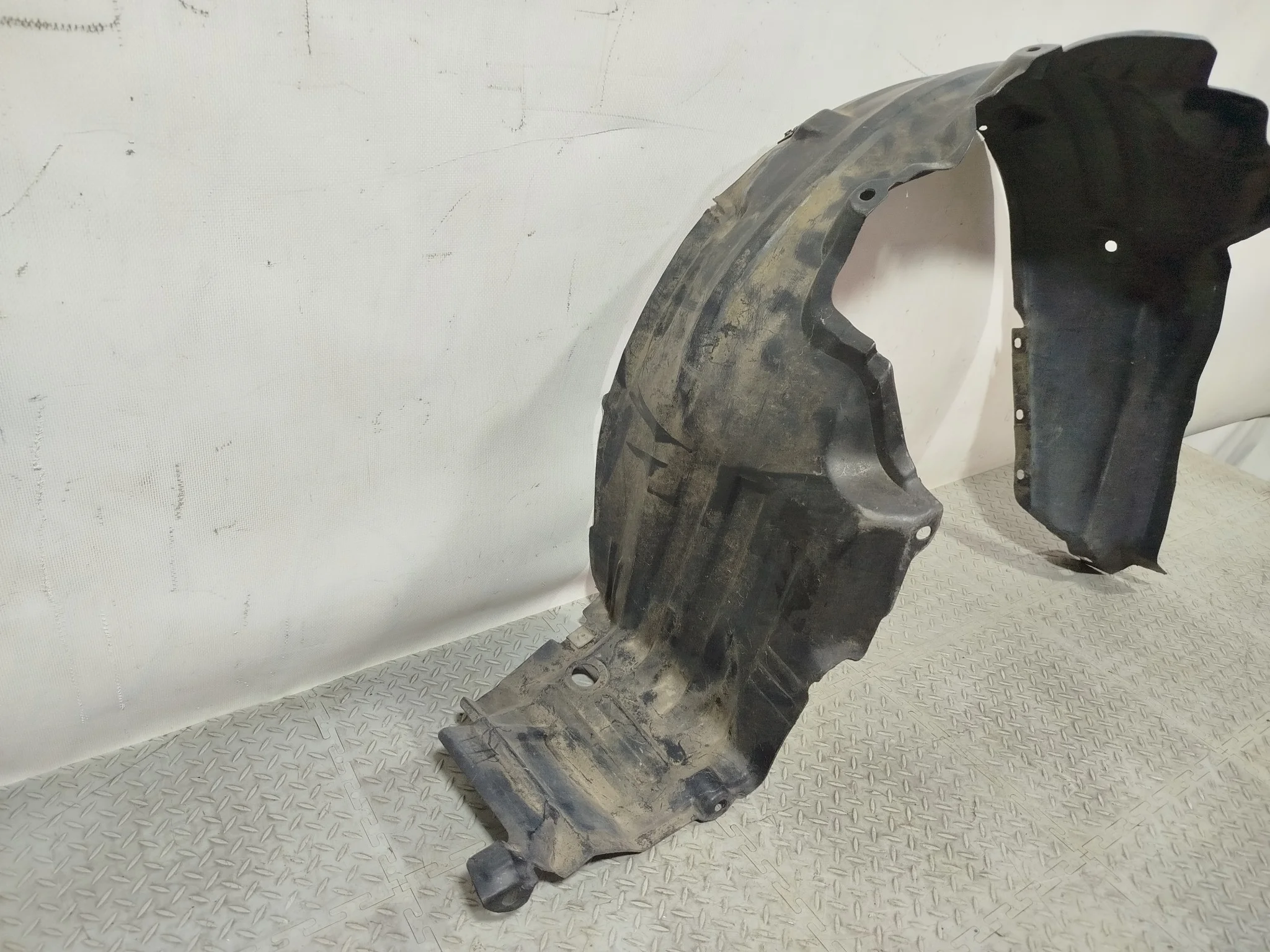 ПОДКРЫЛОК NISSAN ПЕРЕДНИЙ ПРАВЫЙ 638424M400