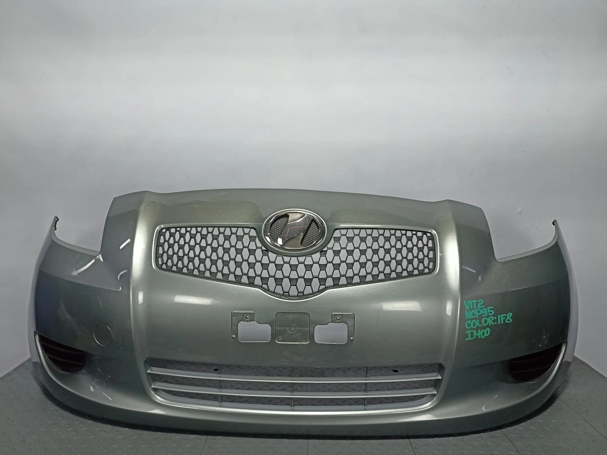 БАМПЕР TOYOTA VITZ YARIS 5211952410B0 ПЕРЕДНИЙ серый T014