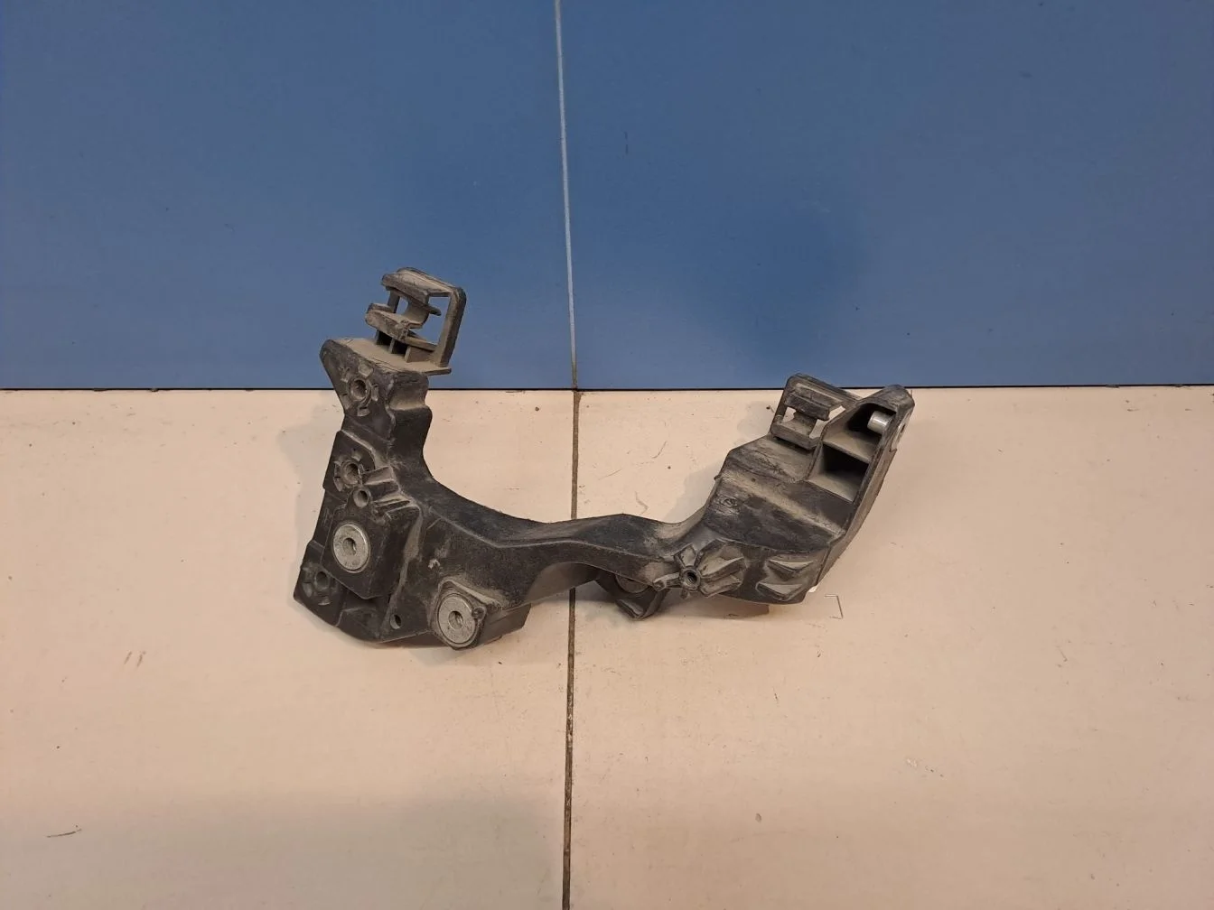 Кронштейн фары левый для KIA Ceed 2012-2018