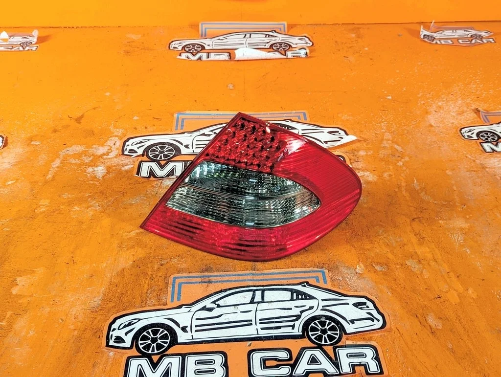 Фонарь задний правый Mercedes-Benz