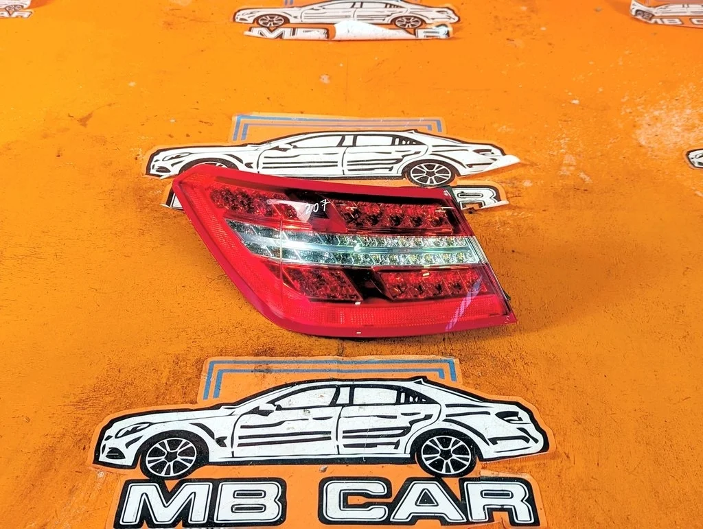 Фонарь задний левый Mercedes-Benz