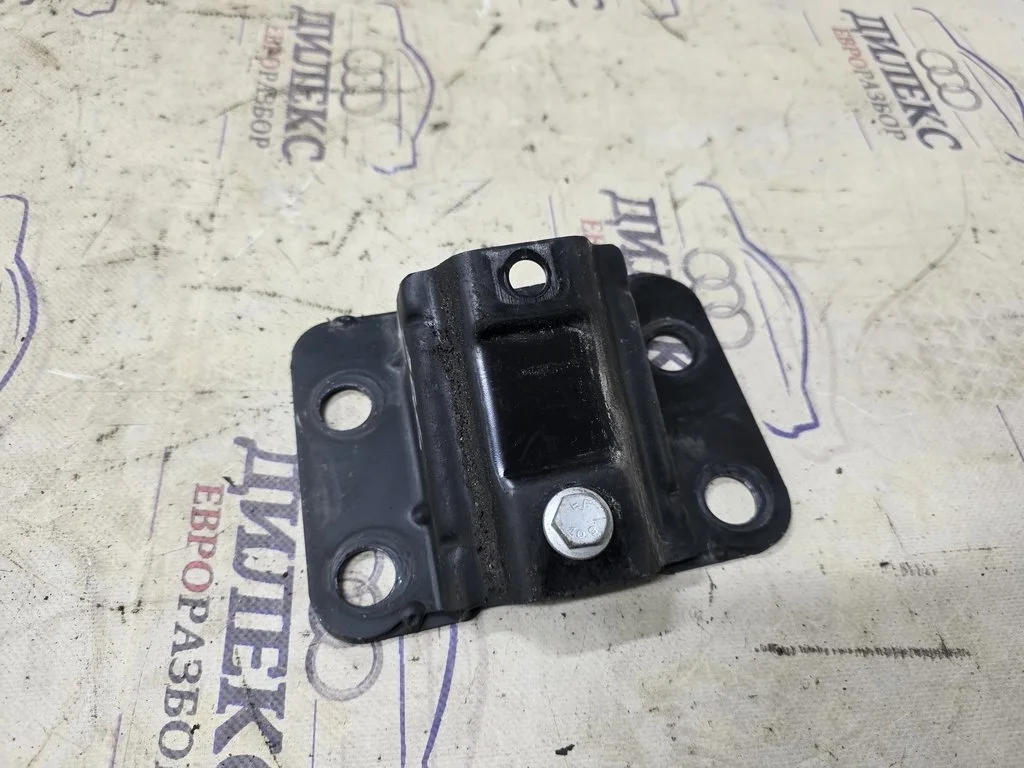 кронштейн усилителя заднего бампера Audi Q7 2005-2015 L R