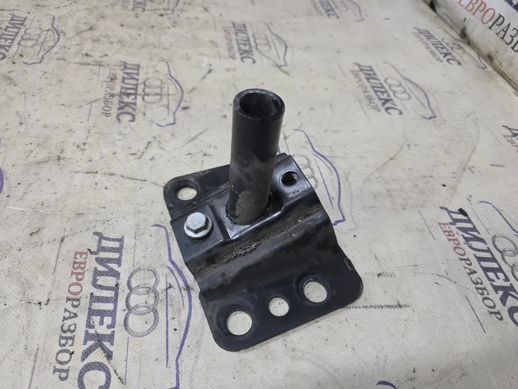 кронштейн усилителя заднего бампера Audi Q7 2005-2015 R R