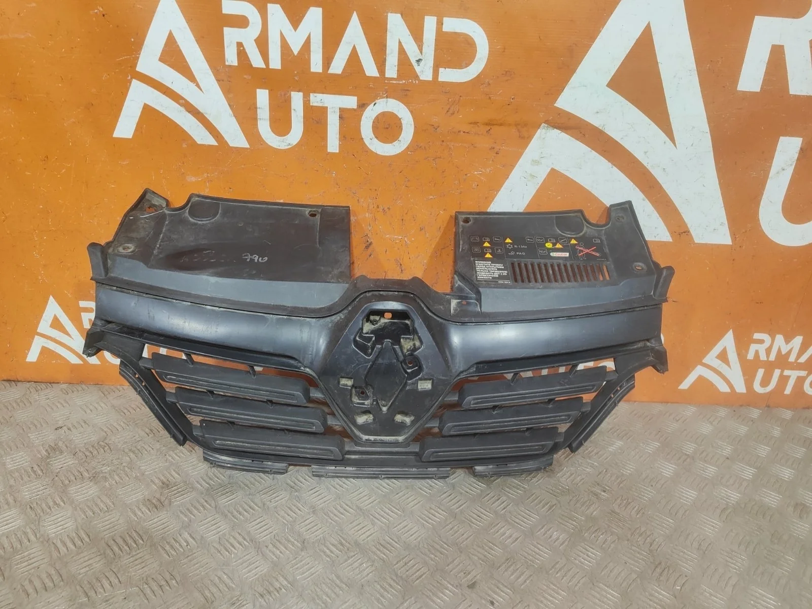 Решетка радиатора Renault Logan 2018-2022