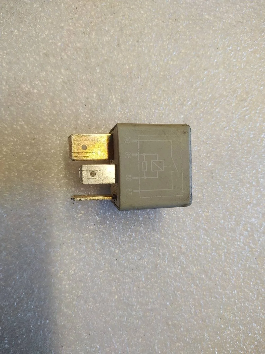 реле электровентилятора Audi Q7  2008