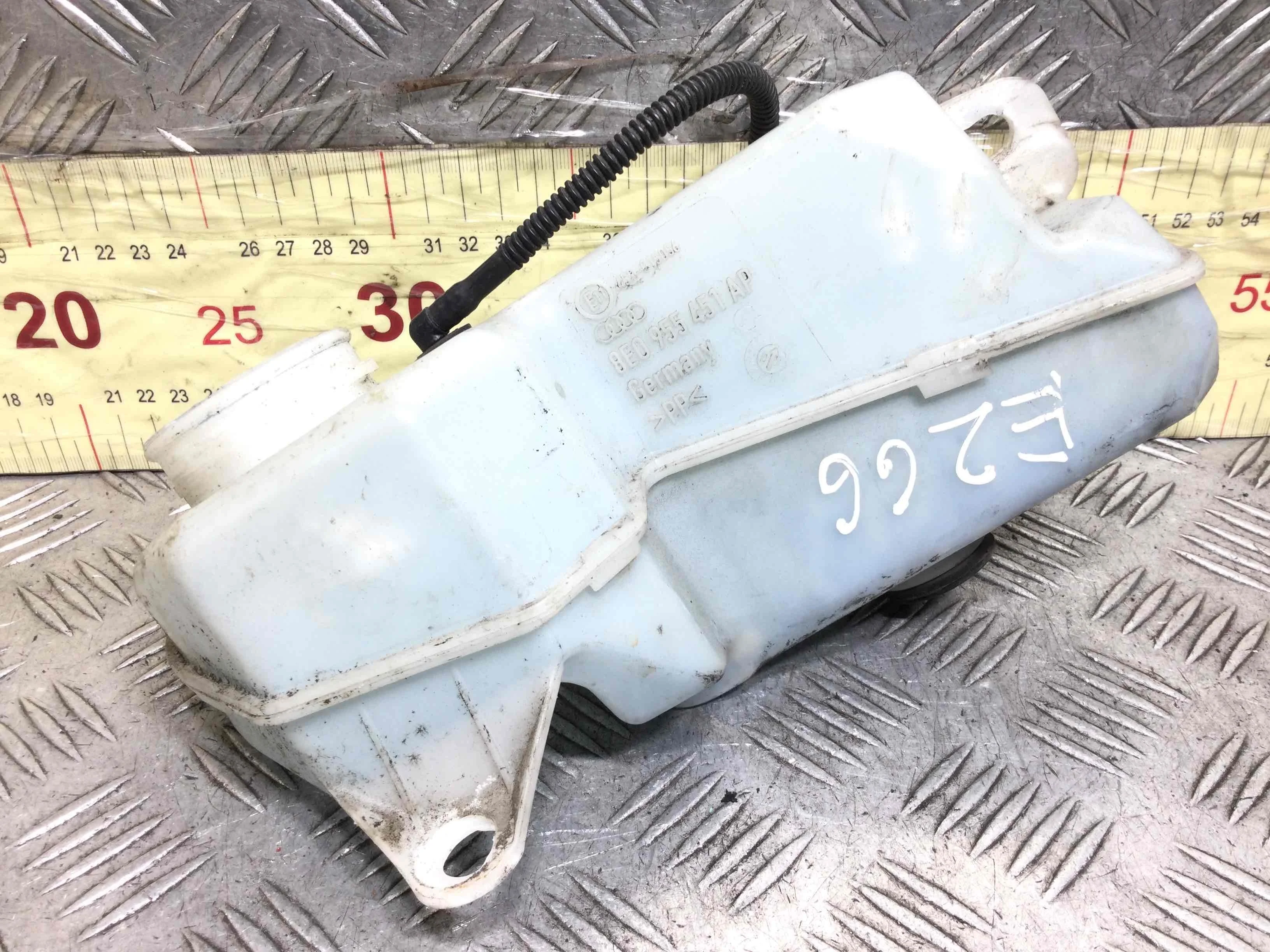 Бачок омывателя Audi A4 B7 (2004-2008) дизель 2.0 TDI Автомат Универсал