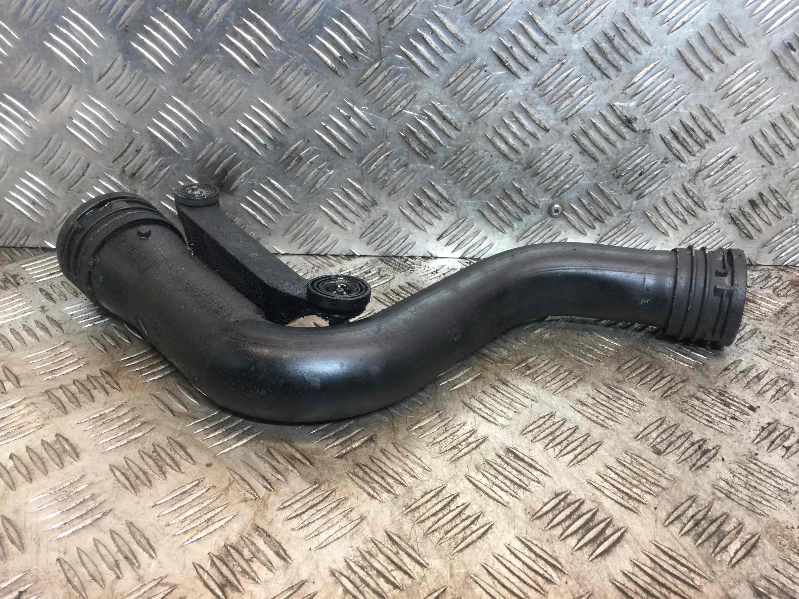 Патрубок интеркулера Volkswagen Passat B6 (2005-2010) дизель 1.9 TDI Механика Седан