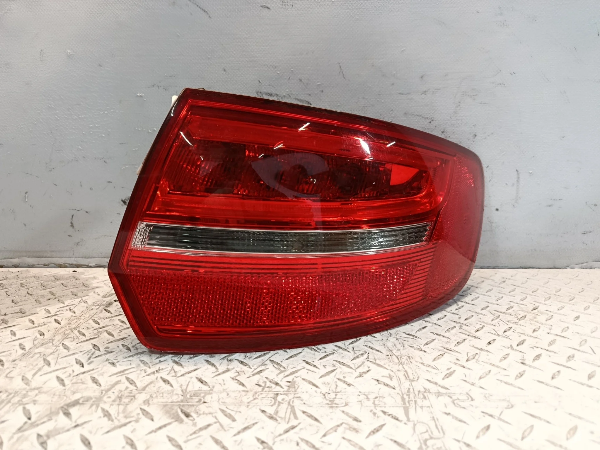ФОНАРЬ AUDI ПРАВЫЙ 8P4945096E  KB1689