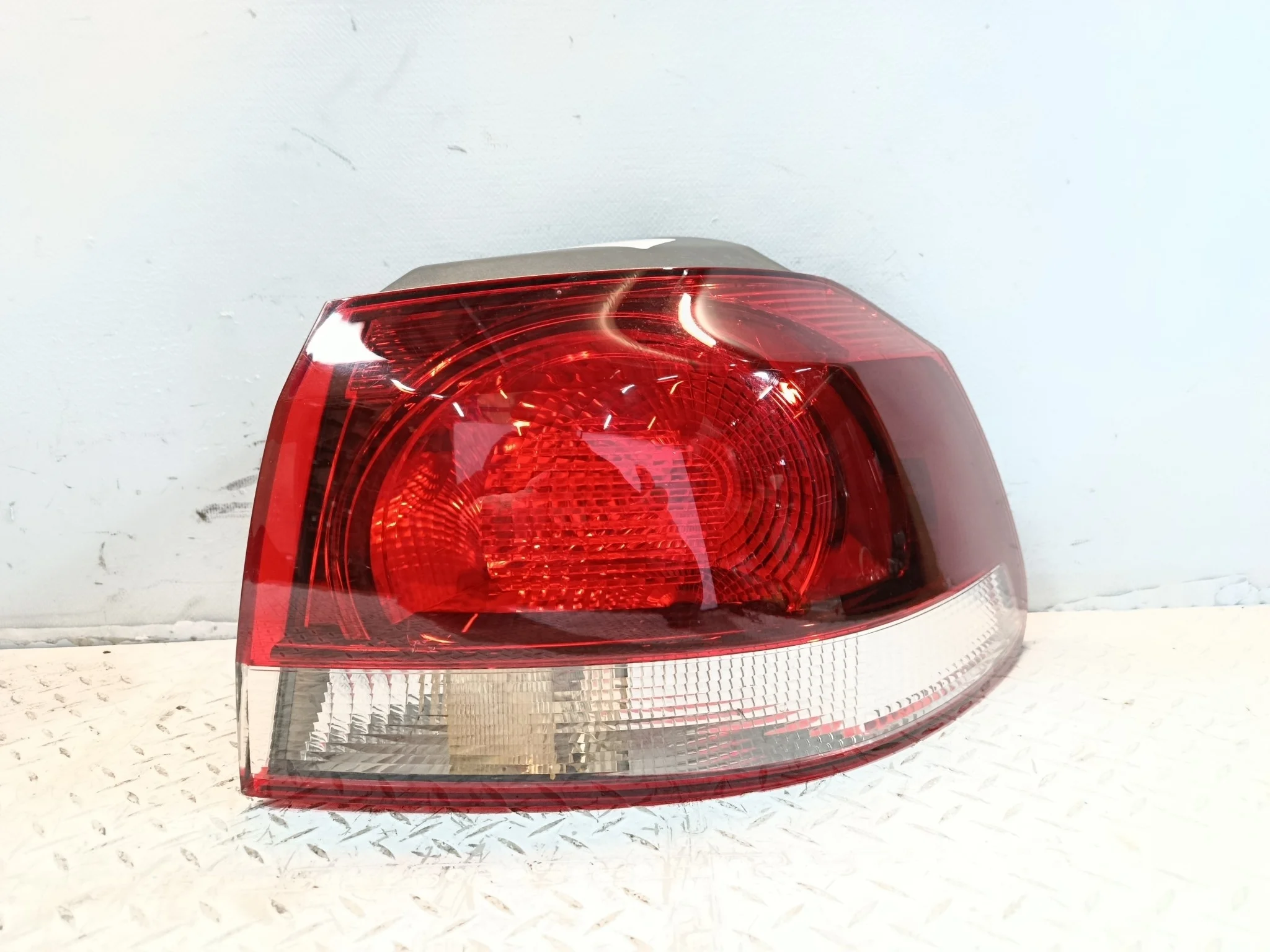 ФОНАРЬ VOLKSWAGEN ПРАВЫЙ 5K0945096M NA8804