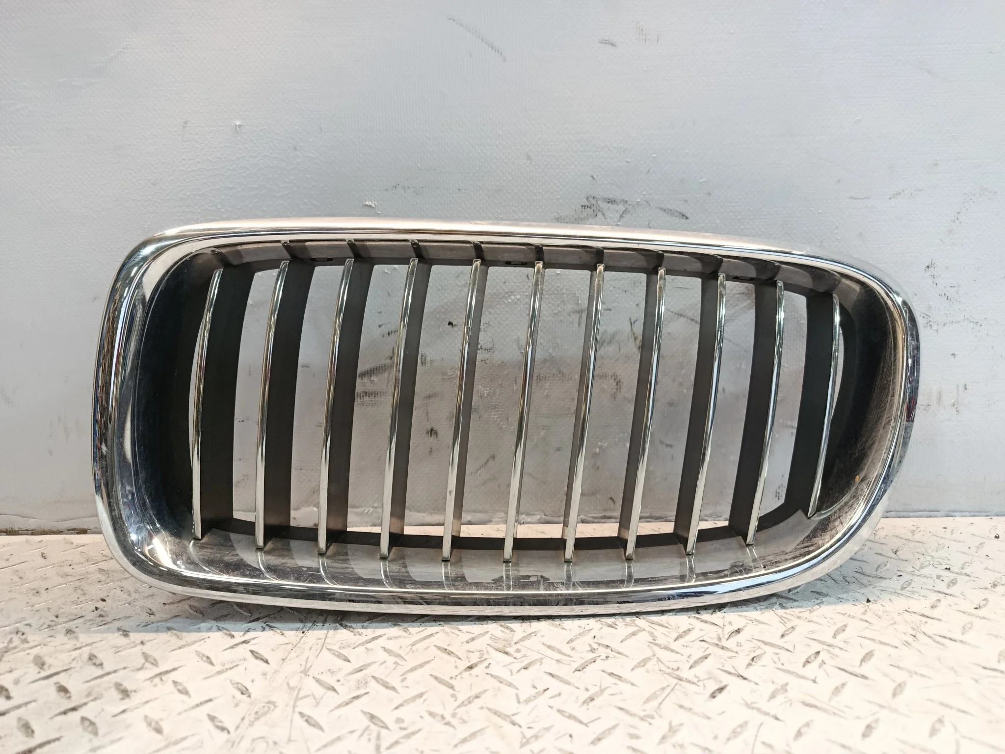 РЕШЕТКА РАДИАТОРА BMW ЛЕВАЯ 51137255411  DY844Z