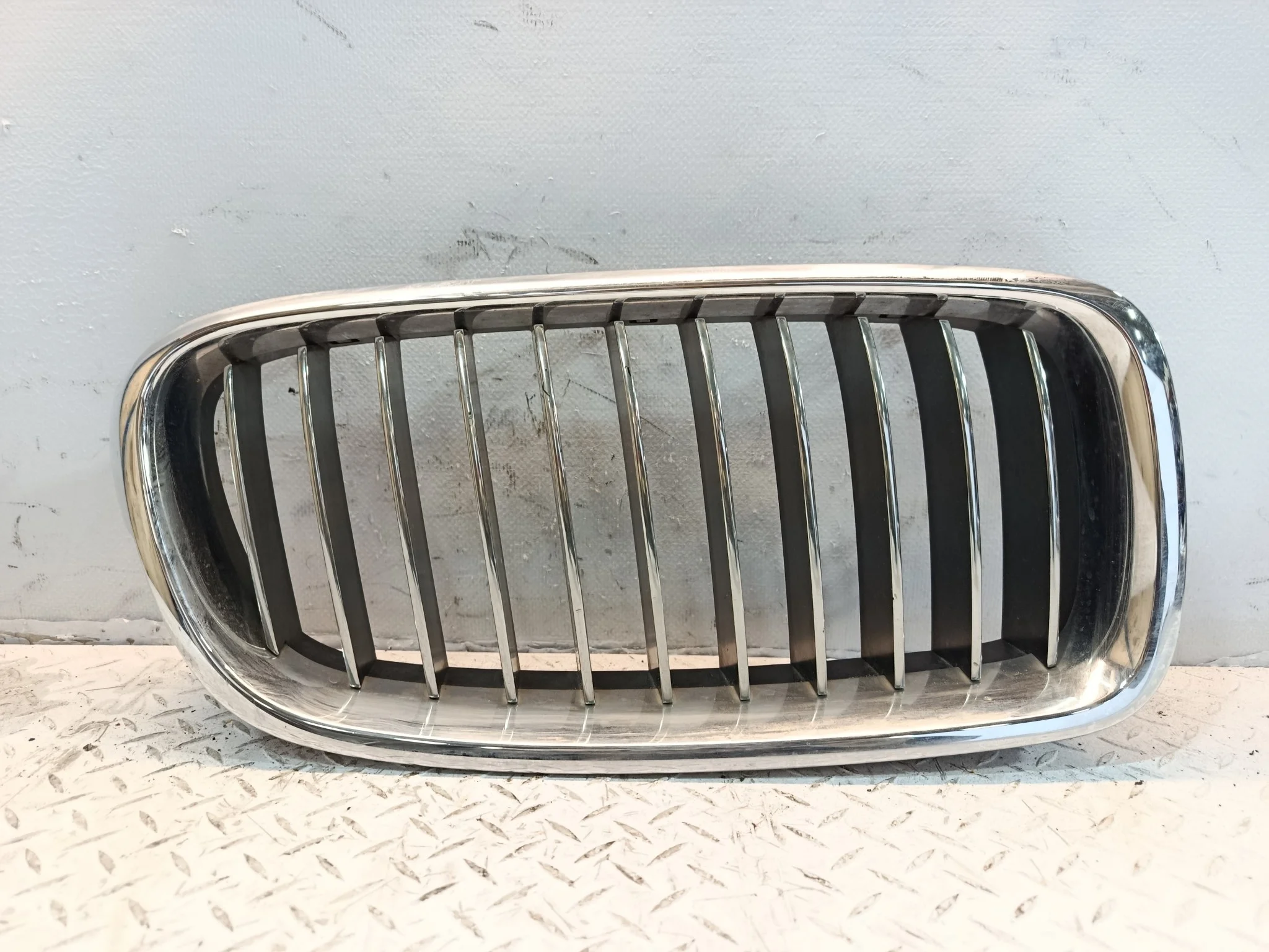 РЕШЕТКА РАДИАТОРА BMW ПРАВАЯ 51137255412  DY844Z