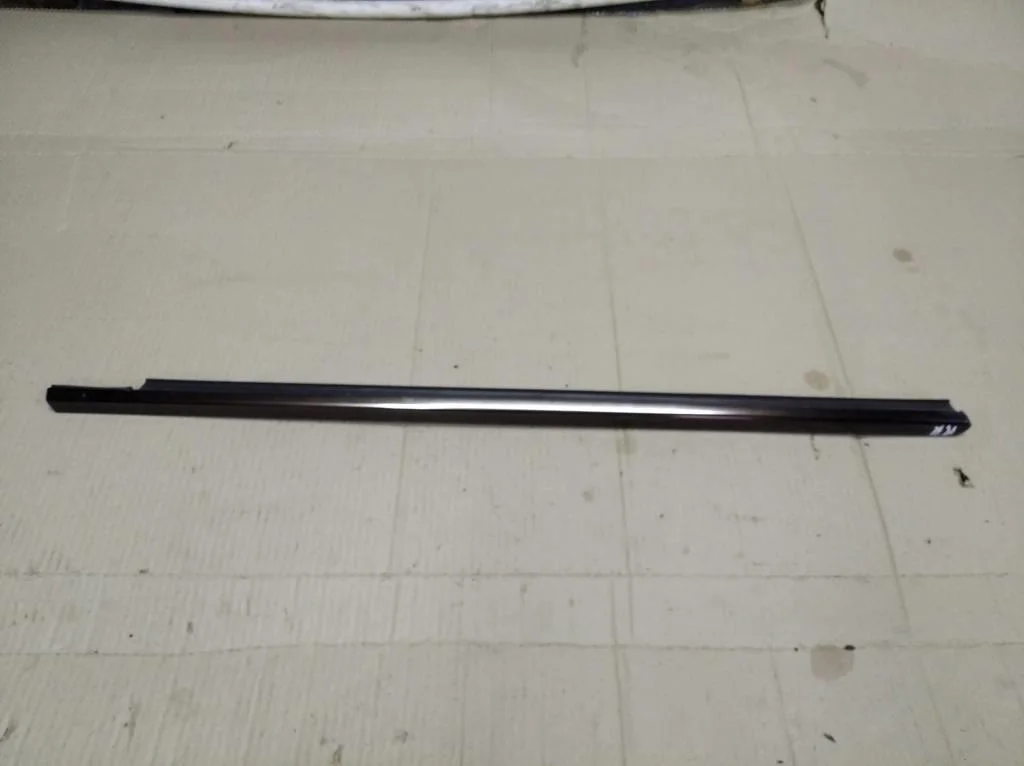 Молдинг стекла двери Mercedes-Benz