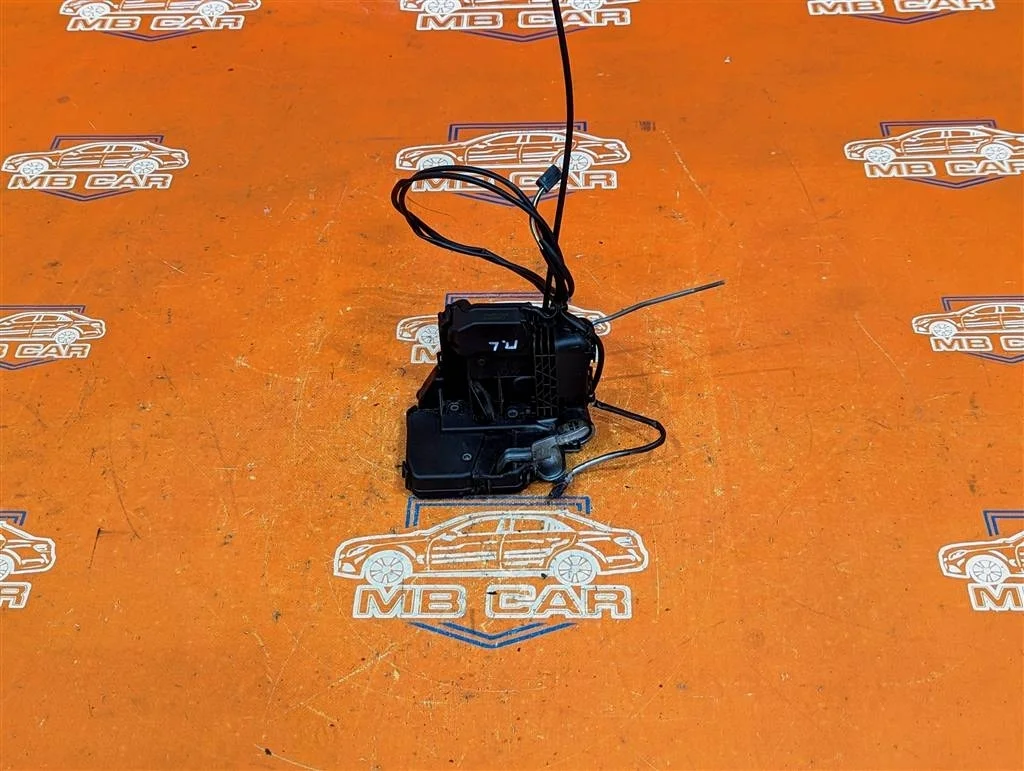 Замок двери передней левой Mercedes-Benz