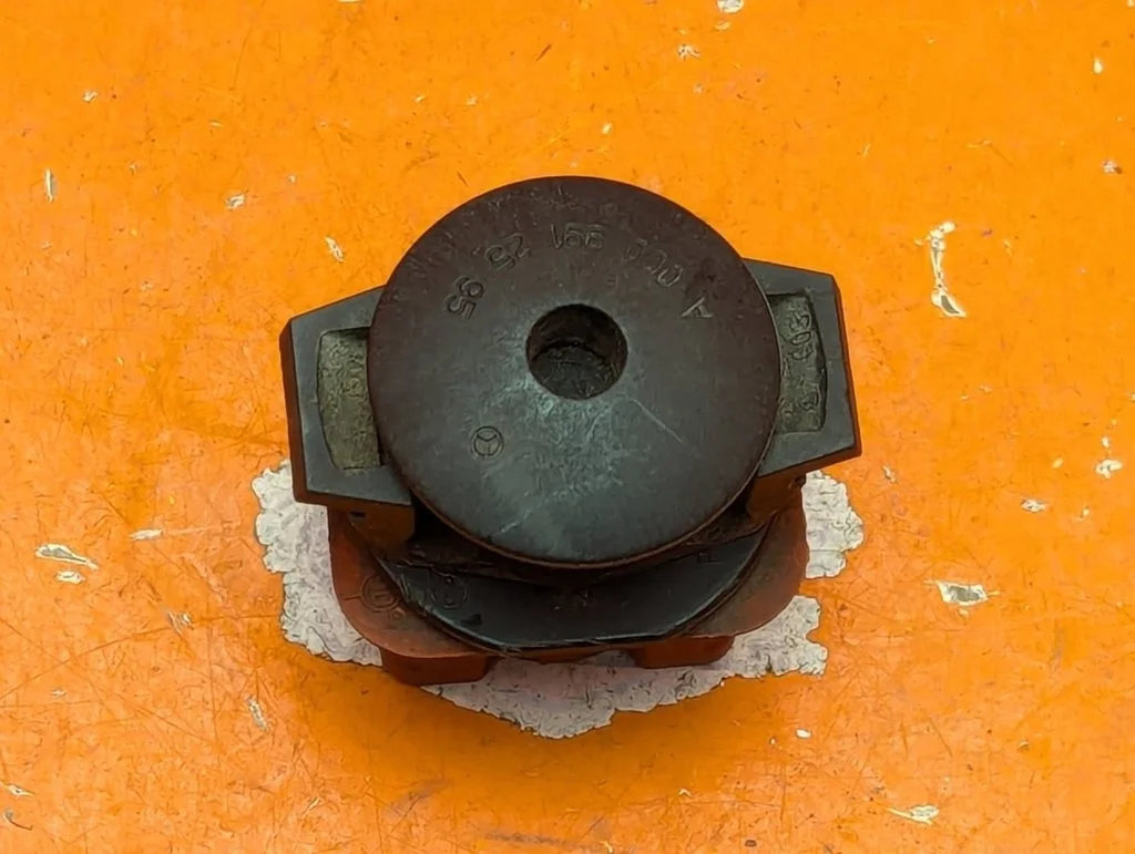 Клипса радиатора Mercedes-Benz