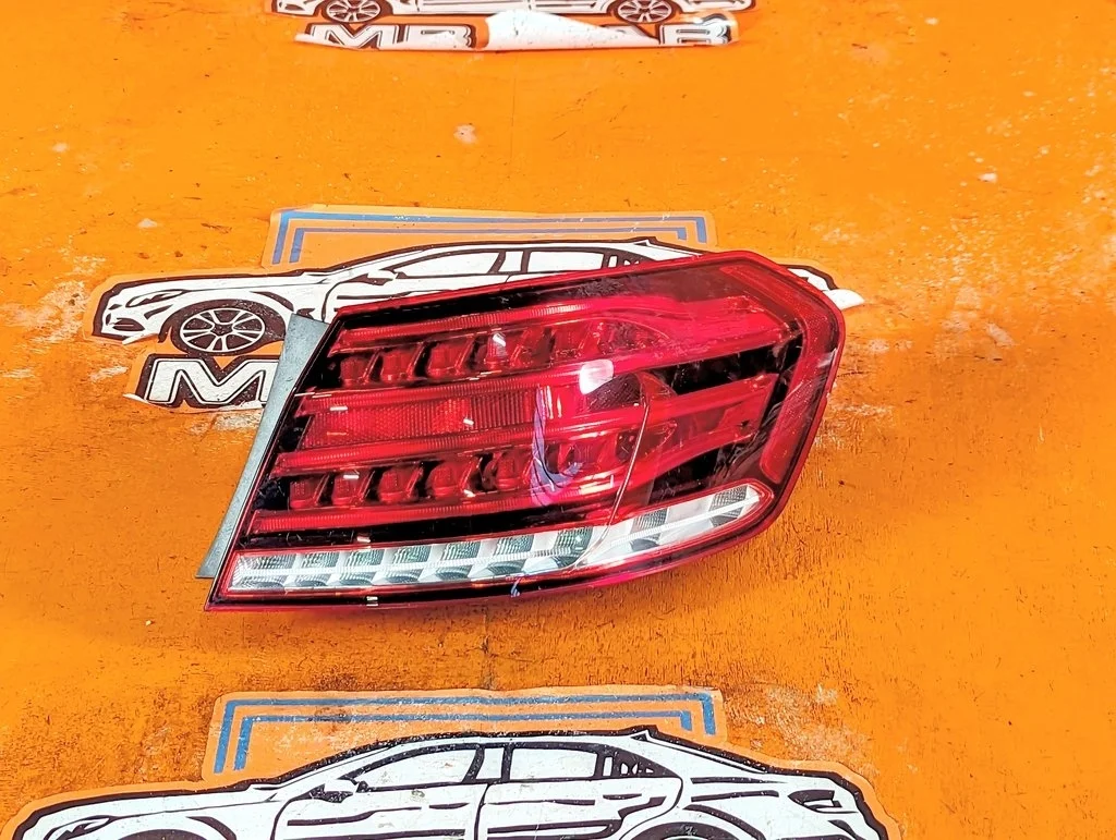 Фонарь задний правый Mercedes-Benz