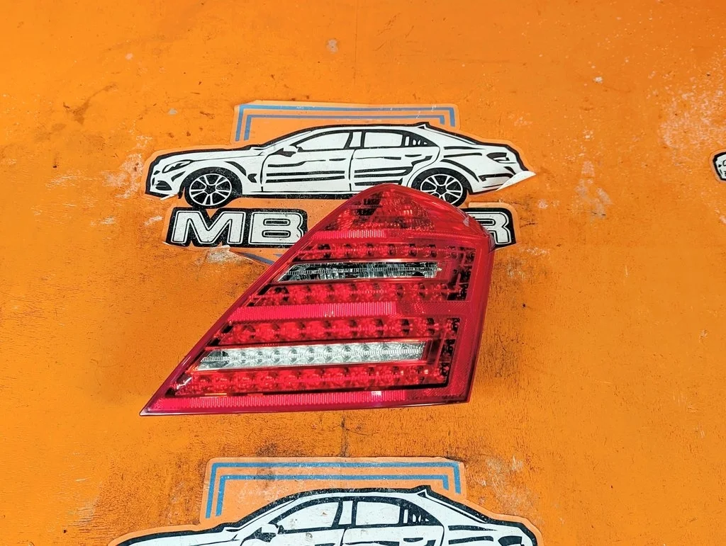 Фонарь задний правый Mercedes-Benz