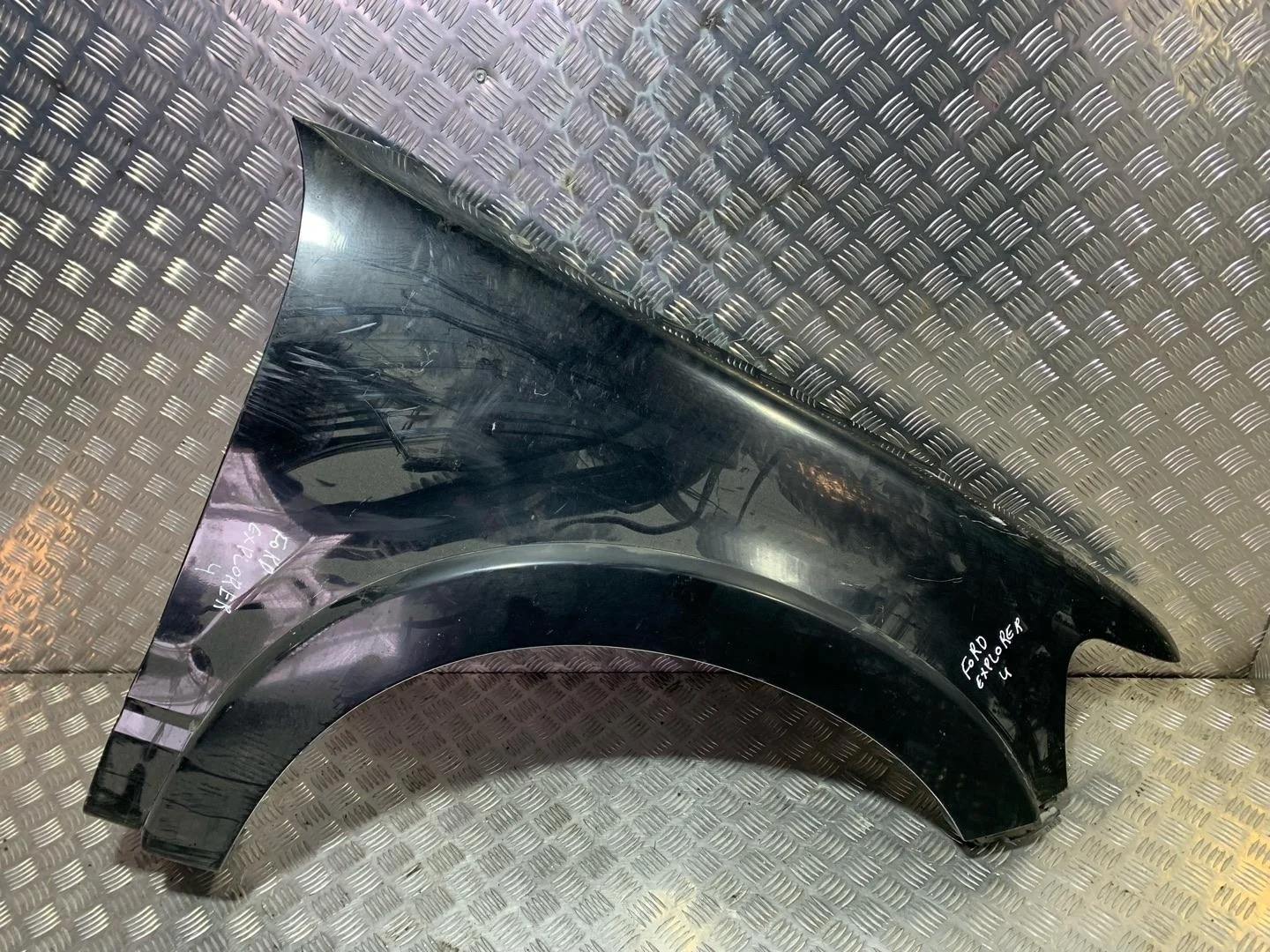 крыло переднее правое Ford Explorer 4  U251 U251  черный