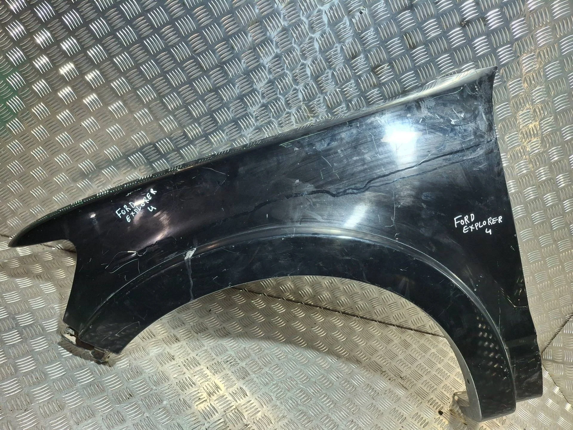 крыло переднее левое Ford Explorer 4  U251 U251  черный