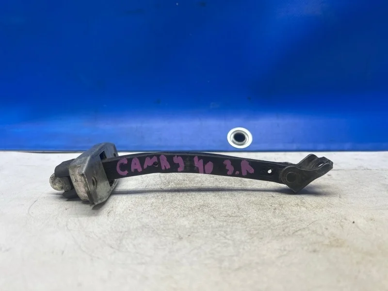 Ограничитель двери Toyota Camry 2011 6863033070 V40 2.4 2AZ-FE, задний правый