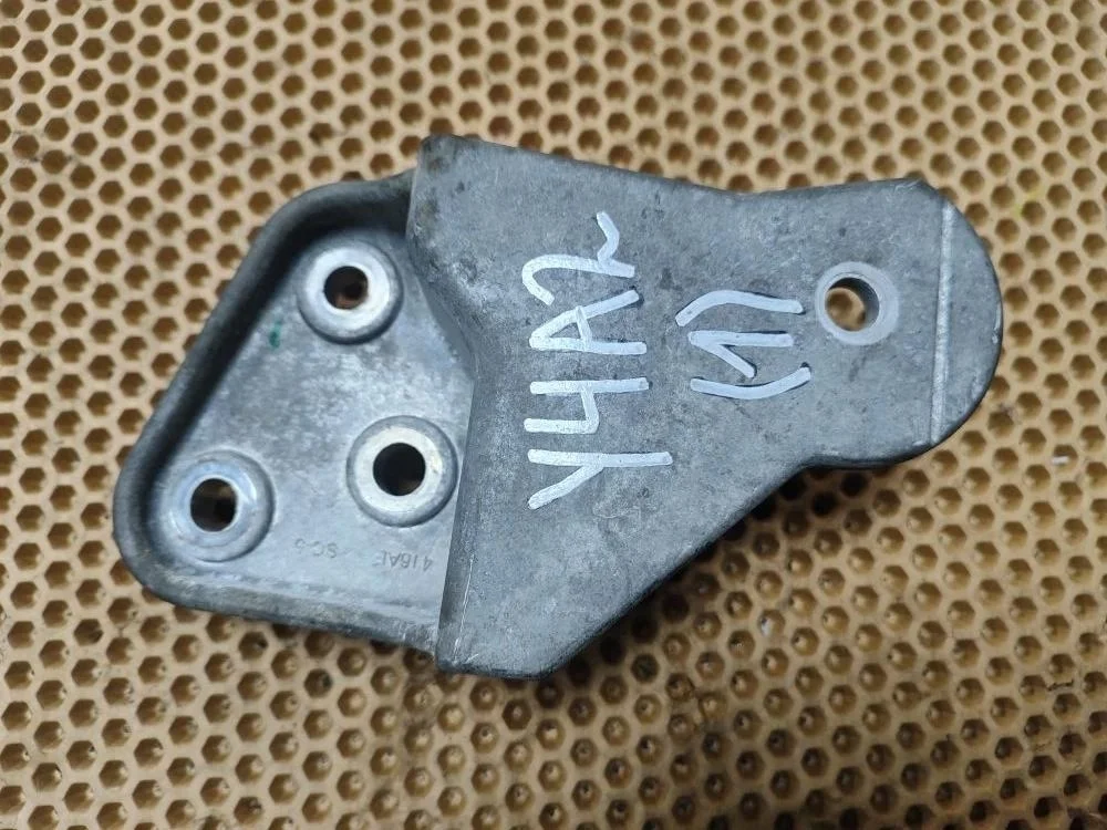 Б.у. кронштейн опоры двигателя MITSUBISHI LANCER CY4A MITSUBISHI LANCER CY4A 2.0 2008