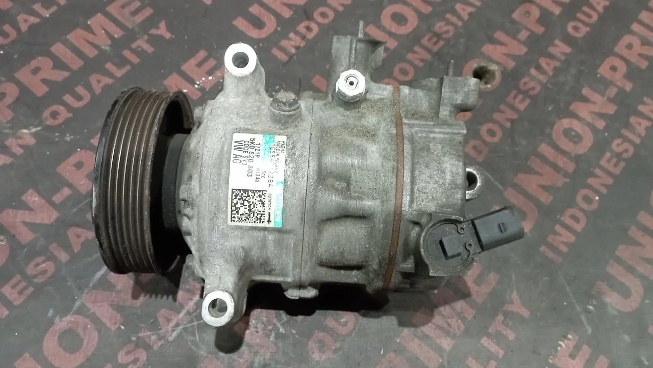 Компрессор кондиционера 5K0820803 Volkswagen Golf 6 1.2 Бензин