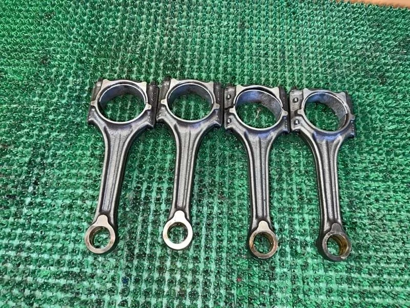 Шатун Volkswagen Passat 2000-2008 027198401B AWT