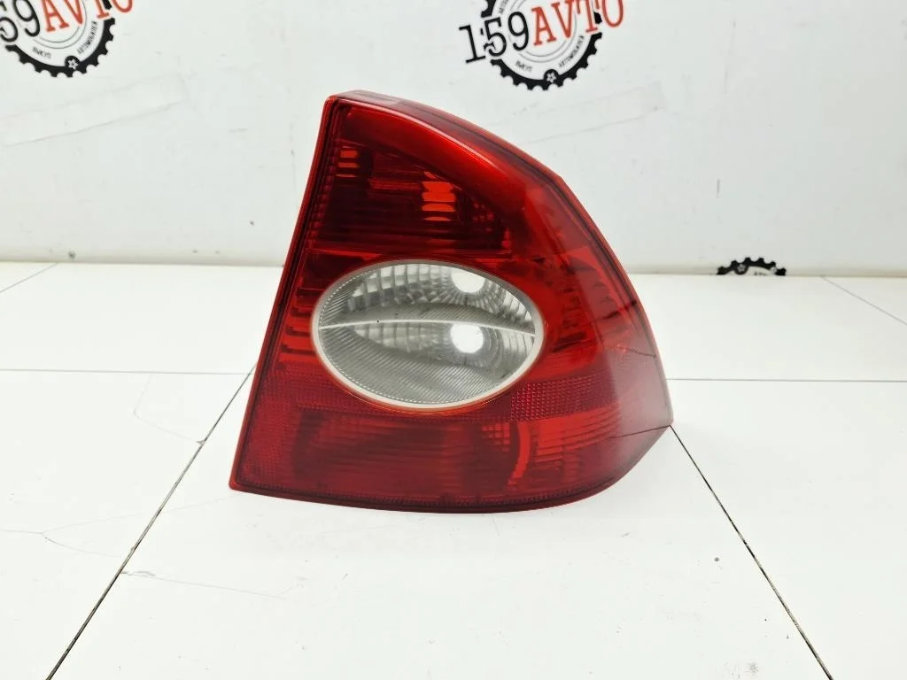 Фонарь задний правый Ford Focus 2007
