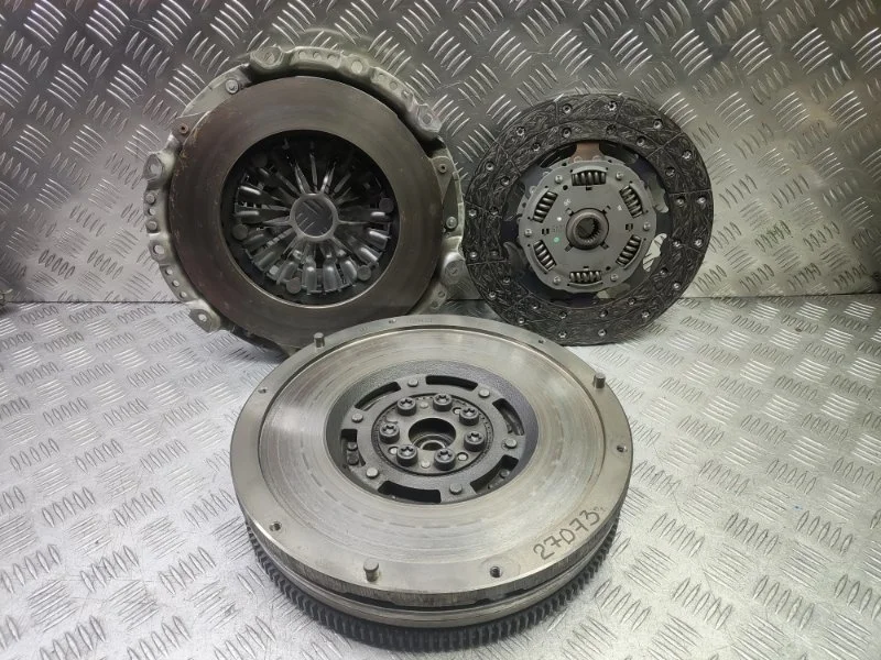 Маховик Mitsubishi L200 Pajero Sport 1120A321 KK/KL 4N15