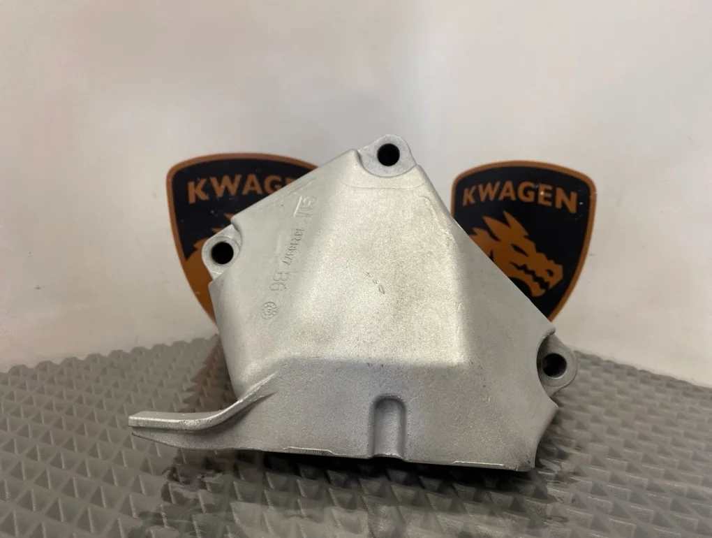 Кронштейн двигателя Opel Astra 2011 J