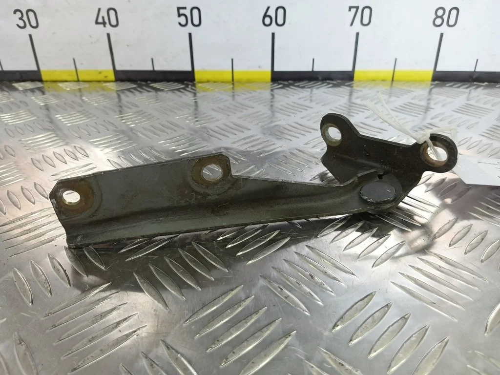 Петля капота левая MITSUBISHI CARISMA I рестайлин