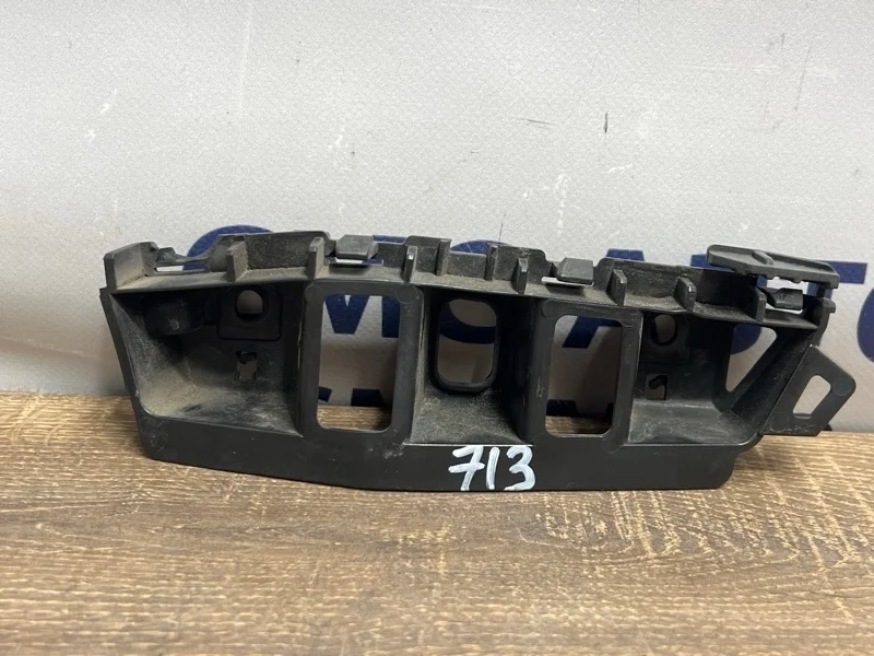 Кронштейн крыла Volkswagen Touareg 7P6807184G NF 3.6, передний правый