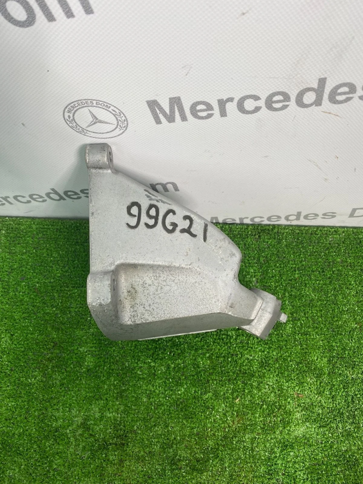 Кронштейн двигателя Mercedes-Benz C-класс W205/S205/C205/A205 (2014—2018)