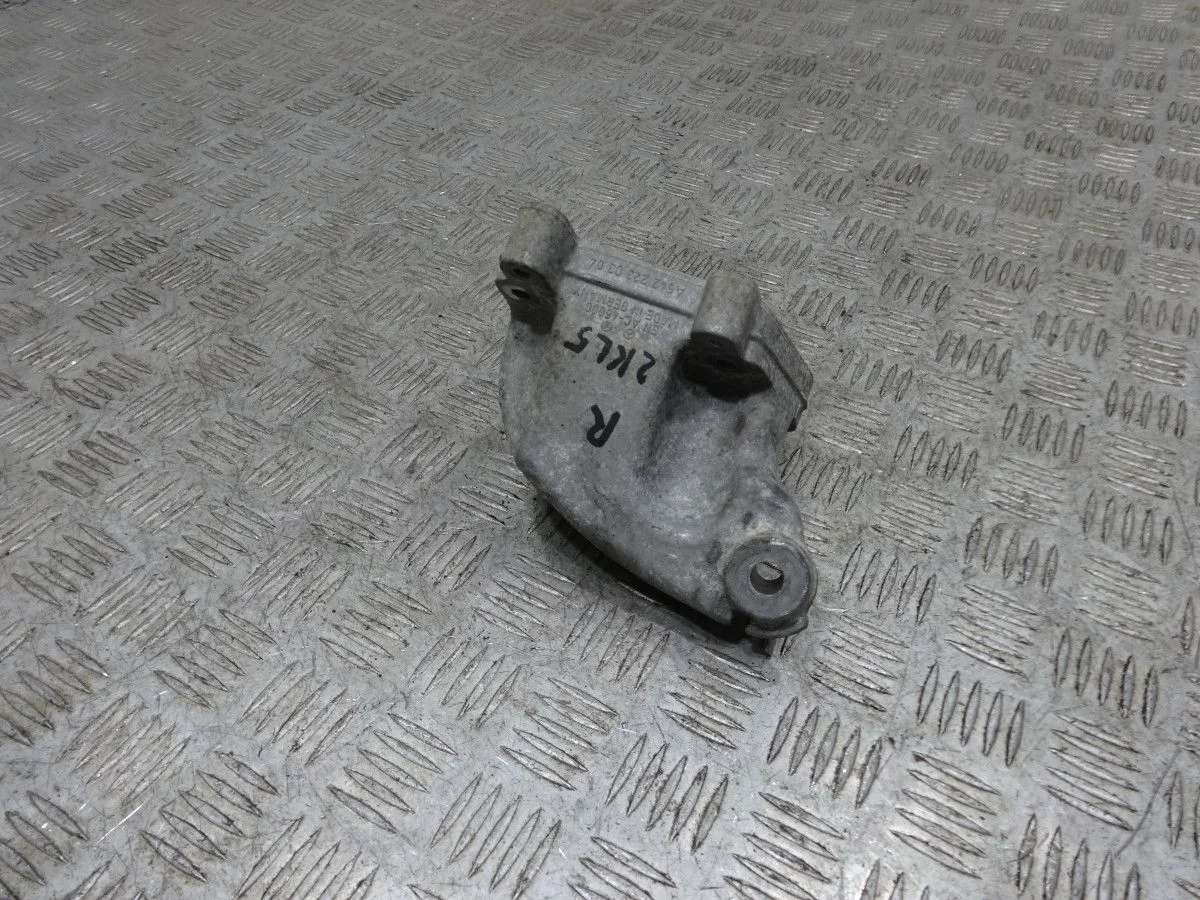 Кронштейн двигателя правый Mercedes-Benz M-класс W164 (2005—2008)