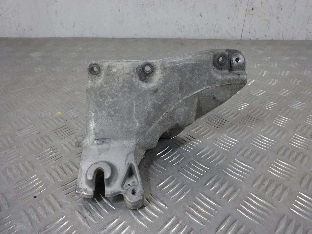 Кронштейн двигателя левый Mercedes-Benz S-класс W221 (2005—2009)