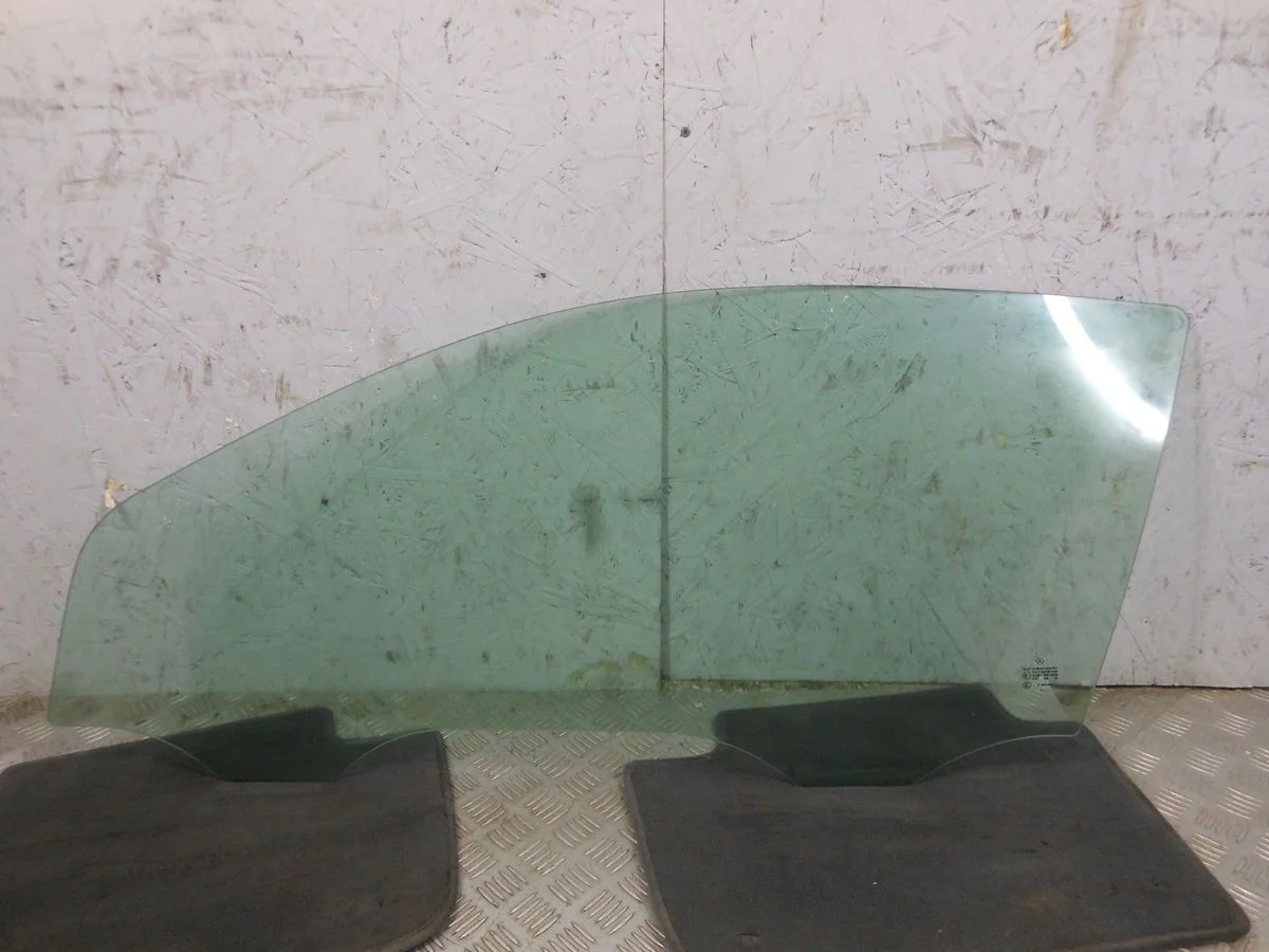 Стекло двери передней левой Mercedes-Benz C-класс W203/S203/CL203 (2000—2004)