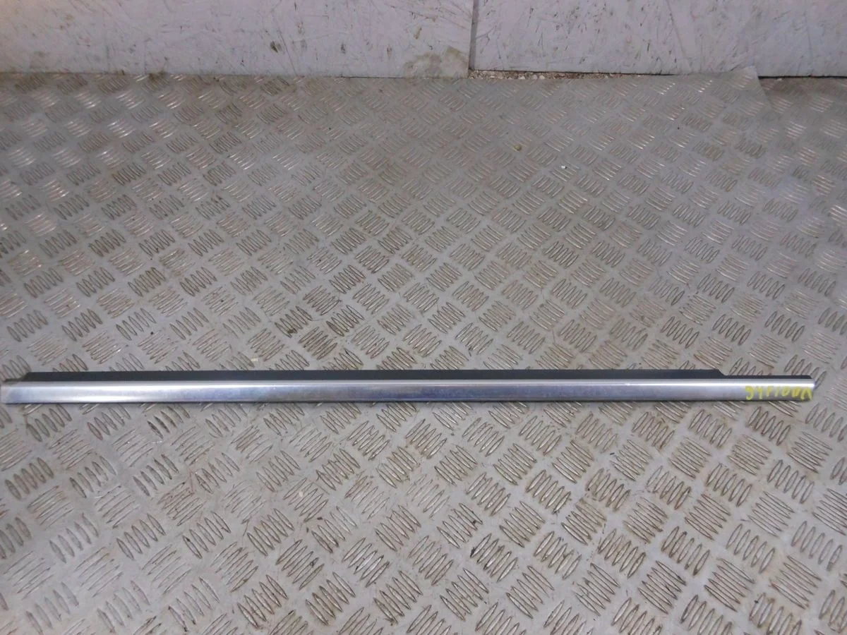 Накладка стекла переднего левого Mercedes-Benz E-класс W212/S212/C207/A207 (2009—2013)