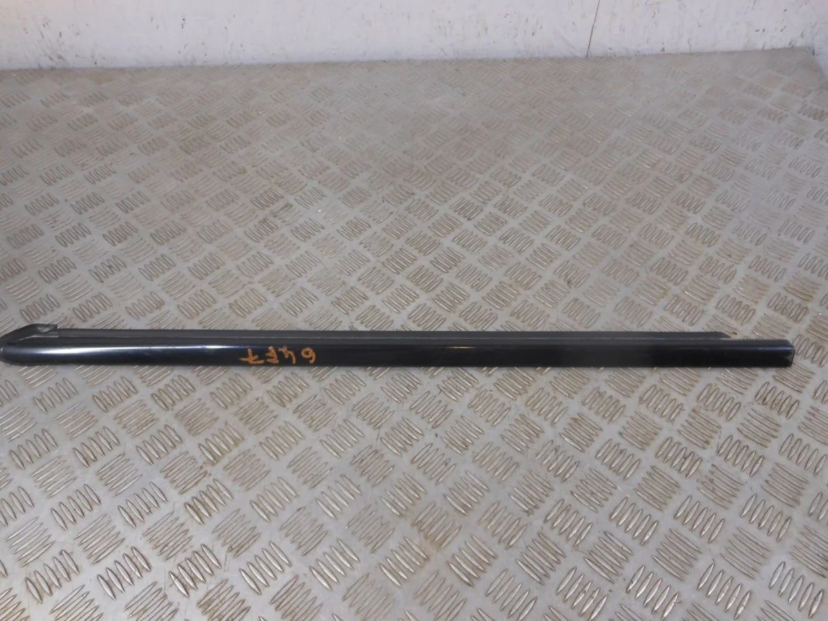 Накладка стекла заднего правого Mercedes-Benz GL-класс X164 (2006—2009)