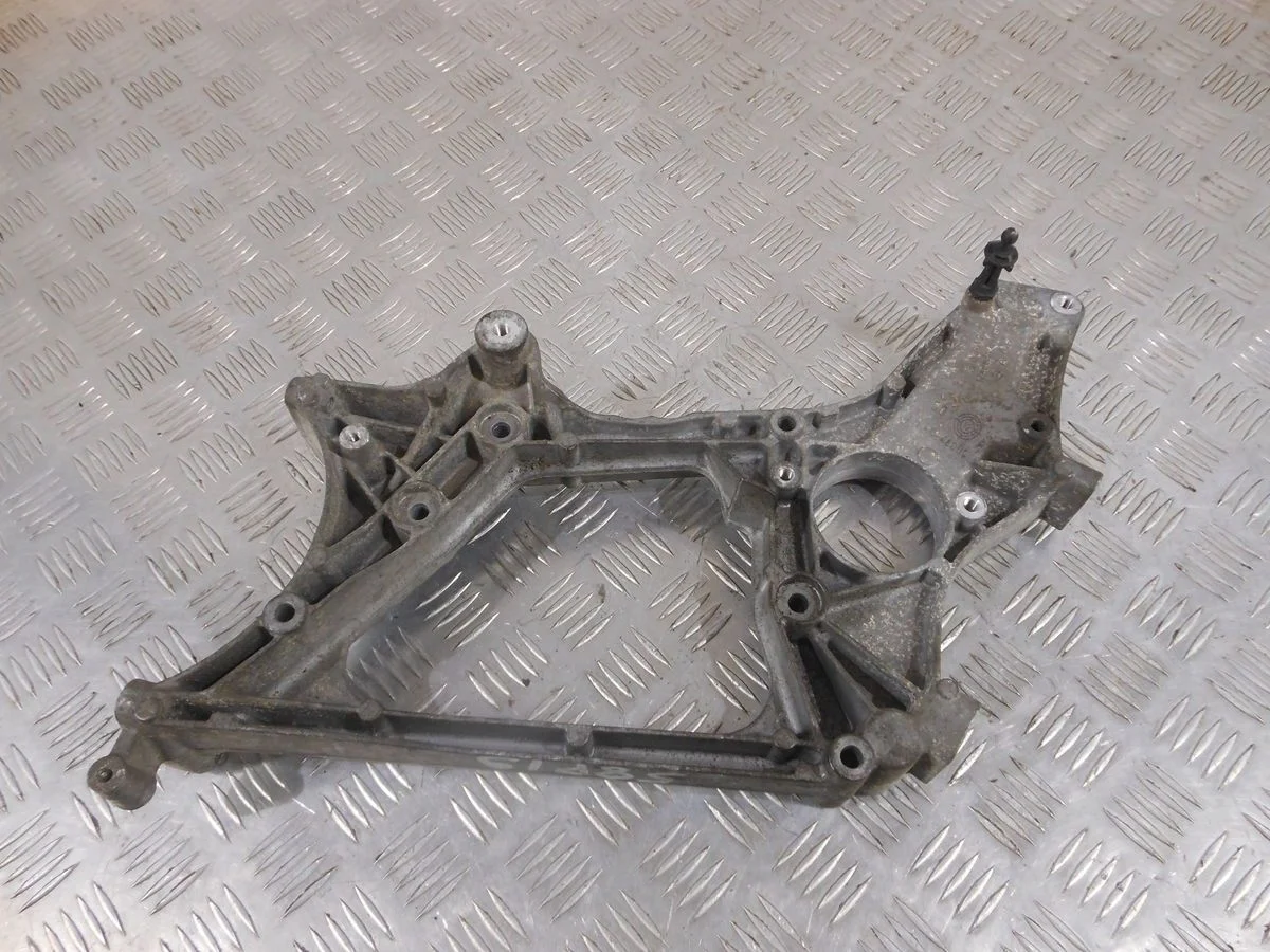 Кронштейн вспомогательных механизмов Mercedes-Benz GLK-класс X204 рестайлинг (2012—2015)