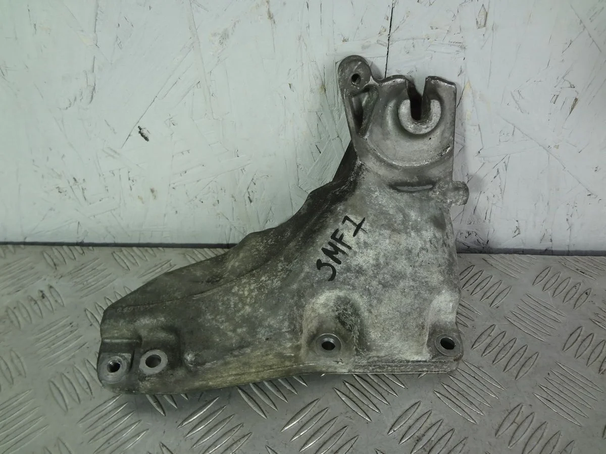 Кронштейн двигателя левый Mercedes-Benz S-класс W221 (2005—2009)