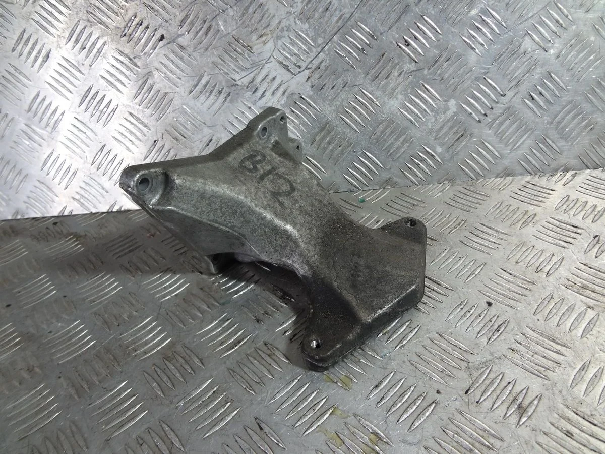 Кронштейн двигателя левый Mercedes-Benz S-класс W221 (2005—2009)