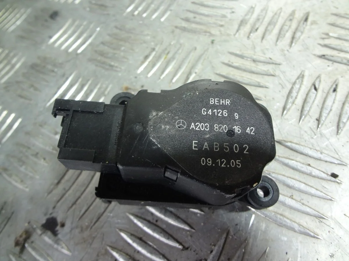 Моторчик заслонки отопителя Mercedes-Benz CLK-класс C209/A209 (2002—2005)