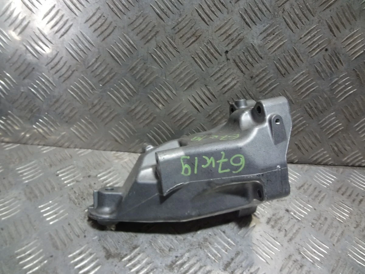 Кронштейн двигателя правый Mercedes-Benz C-класс W205/S205/C205/A205 (2014—2018)