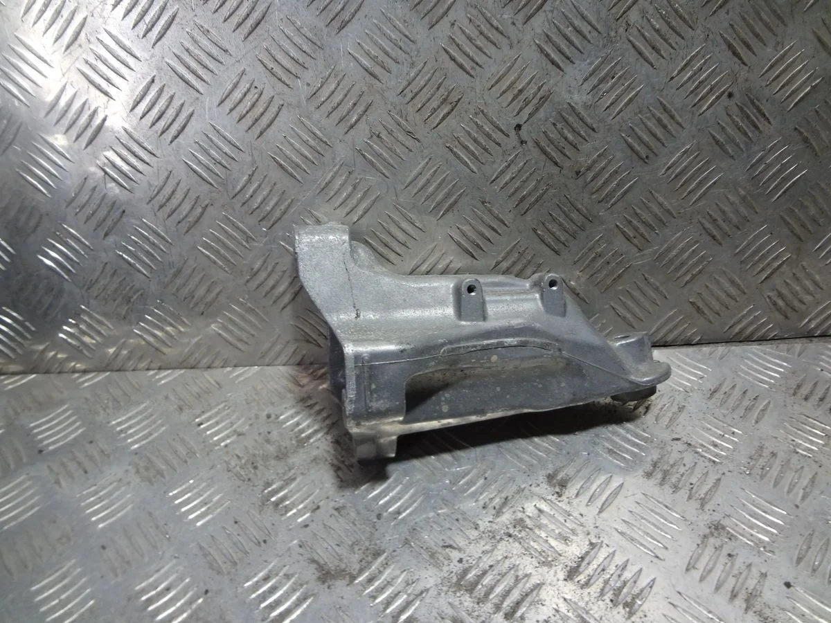 Кронштейн двигателя правый Mercedes-Benz C-класс W205/S205/C205/A205 (2014—2018)