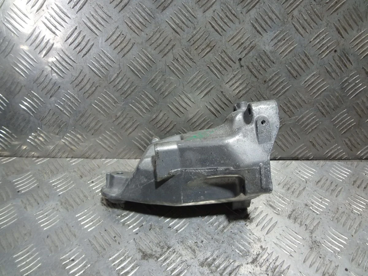 Кронштейн двигателя правый Mercedes-Benz C-класс W205/S205/C205/A205 (2014—2018)