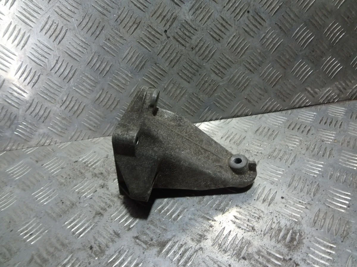 Кронштейн двигателя левый Mercedes-Benz CLK-класс C209/A209 (2002—2005)