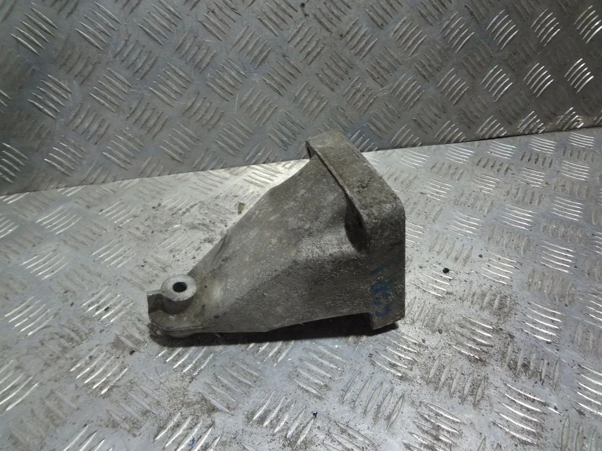 Кронштейн двигателя правый Mercedes-Benz CLK-класс C209/A209 (2002—2005)