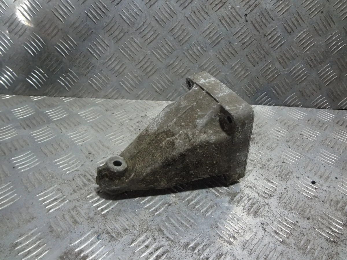 Кронштейн двигателя правый Mercedes-Benz CLK-класс C209/A209 (2002—2005)